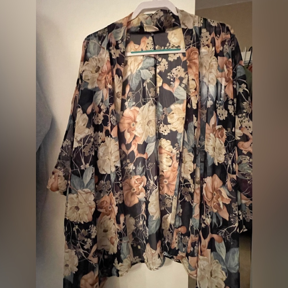 Super cute navy with blush pink floral kimono